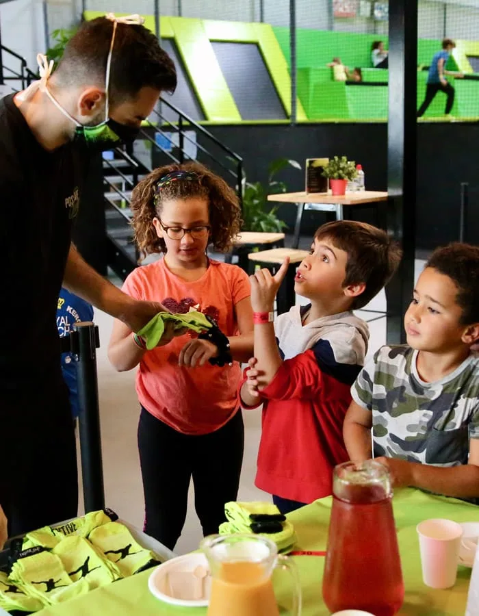 Enfants attablés dans l’espace goûter privatisé du Positive Park
