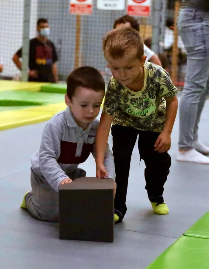 Jeunes enfants s’amusant dans l’espace Positive Kids
