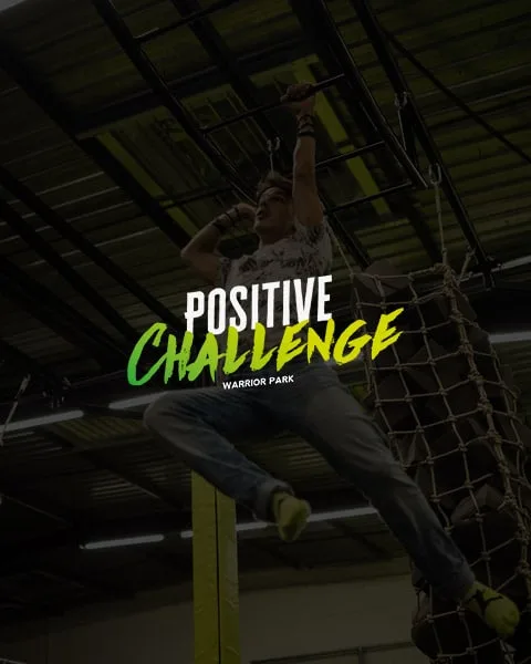 Participant suspendu aux prises du parcours Ninja Warrior