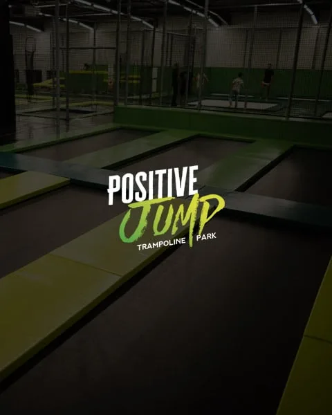 Sauteurs en plein vol sur les trampolines du Positive Jump