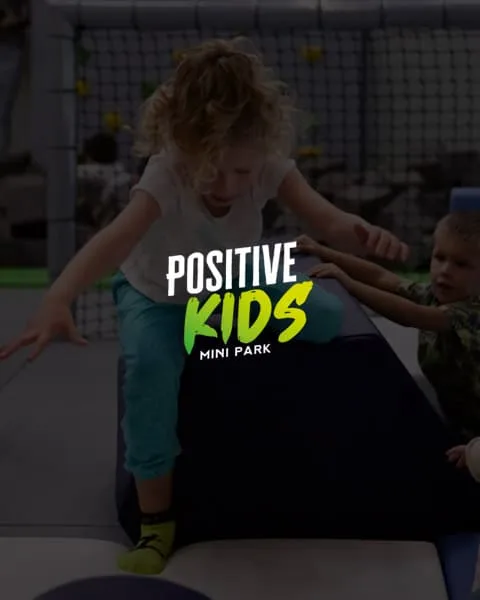 Enfants jouant dans les modules du Positive Kids