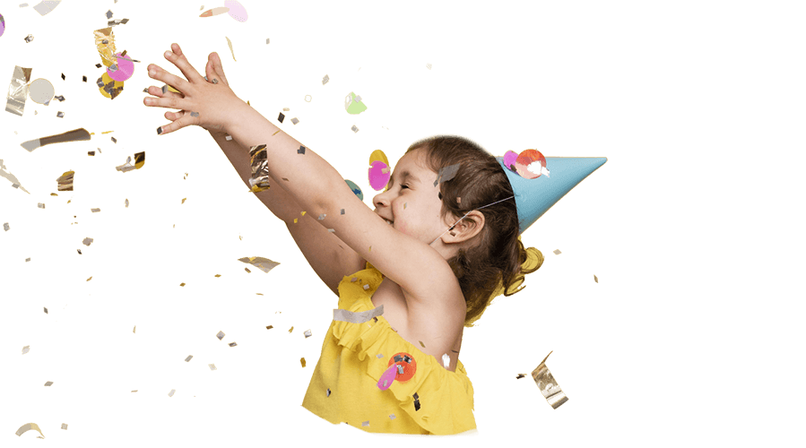 Fillette au chapeau de fête, bras levés dans une pluie de confettis