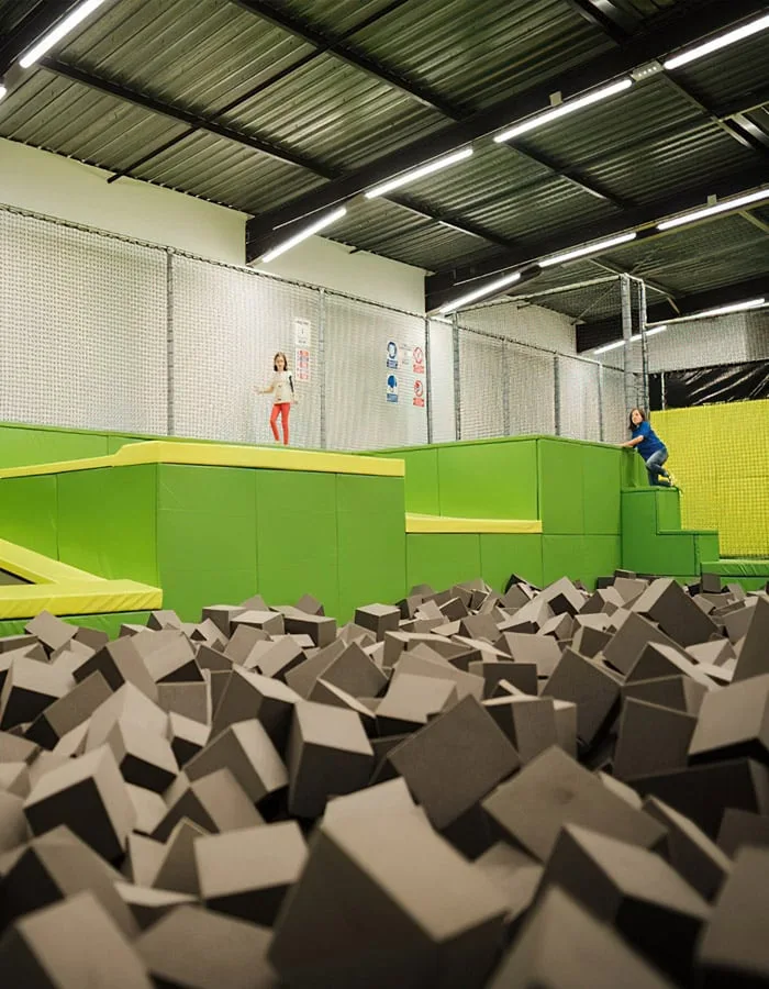 La fosse remplie de cubes de mousse, vue depuis le bord