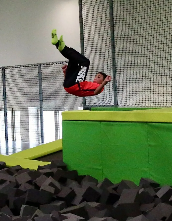 Sauteur en salto arrière au-dessus des cubes de mousse
