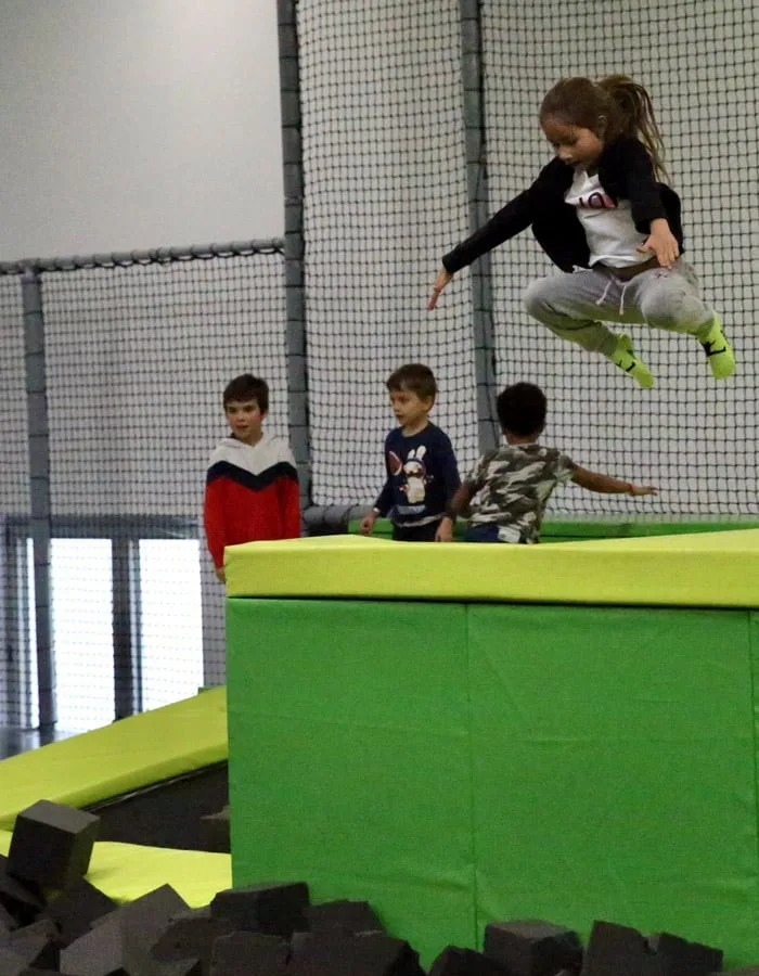 Enfant s’élançant de la mezzanine vers la fosse à mousse