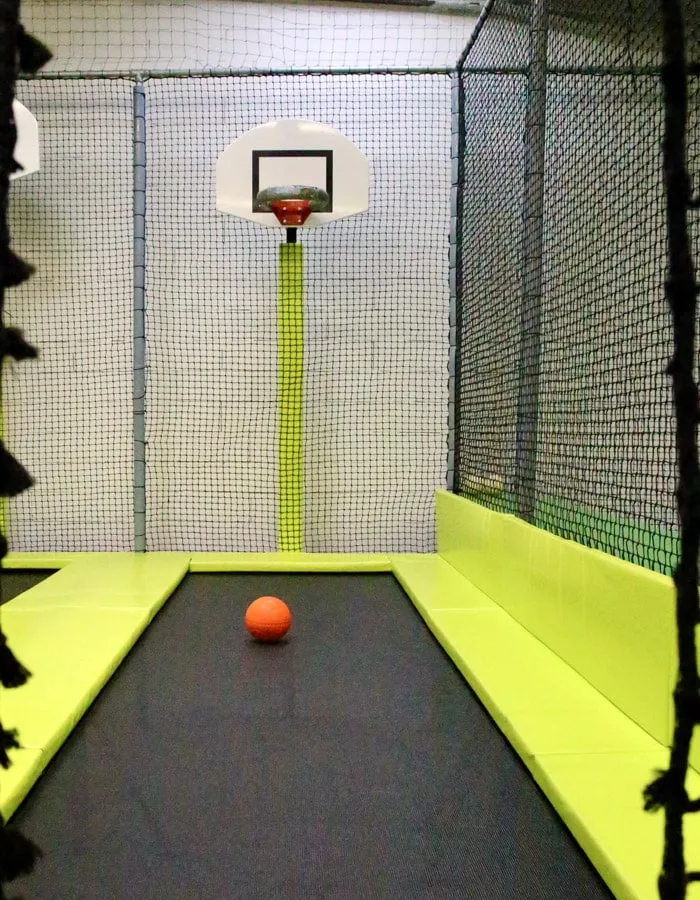 Le couloir de Basket Jump, ballon posé sur la toile face au panier