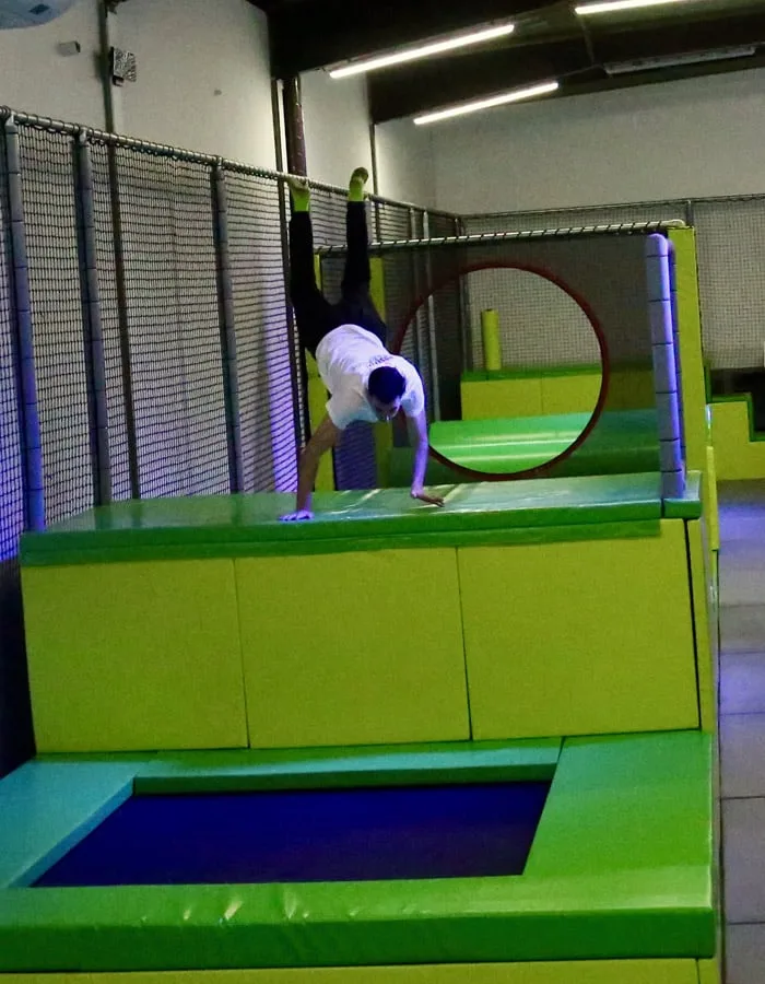 Sauteur traversant l’anneau rouge suspendu au-dessus des trampolines