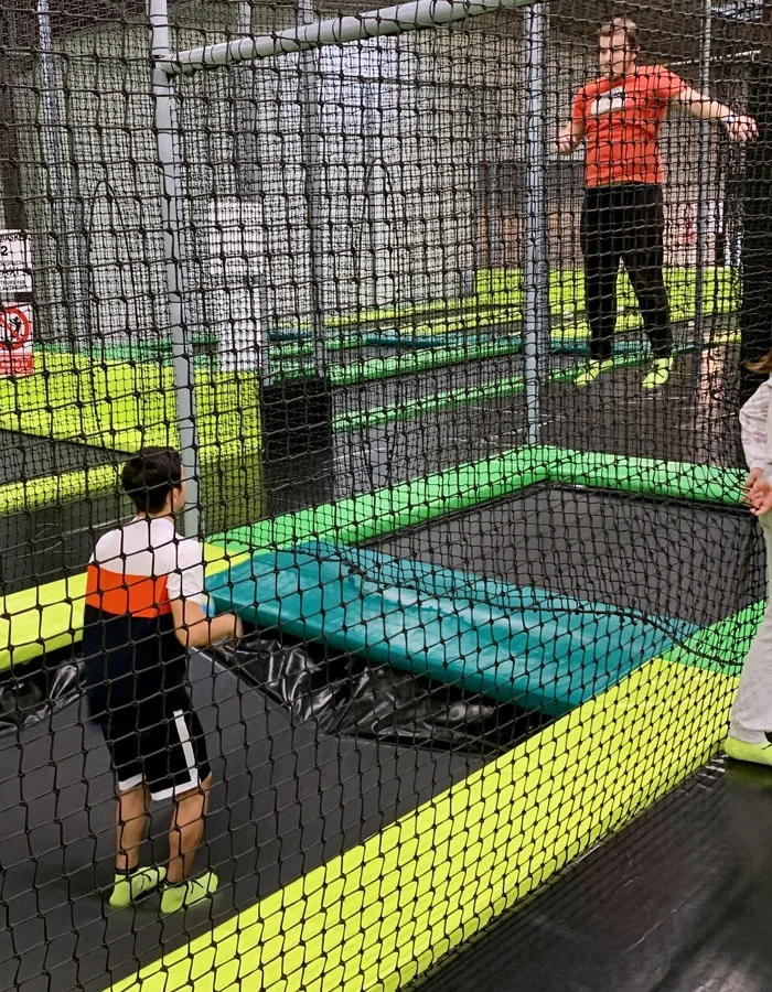 Le terrain de Cage Ball, deux trampolines face à face entre leurs cages