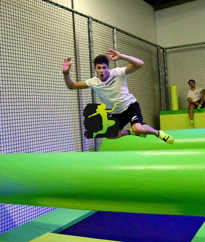 Sauteur en plein vol au-dessus des modules gonflables du Big Bounce