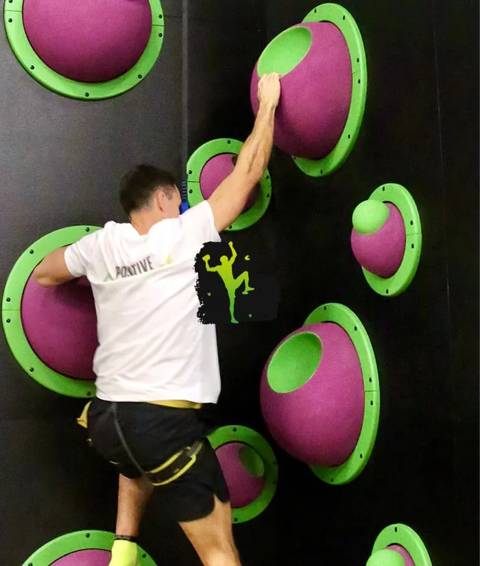 Grimpeurs sur les modules en trois dimensions du Fun Wall