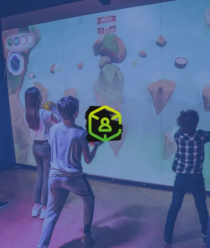 Joueurs face au mur interactif de la Neo One Arena