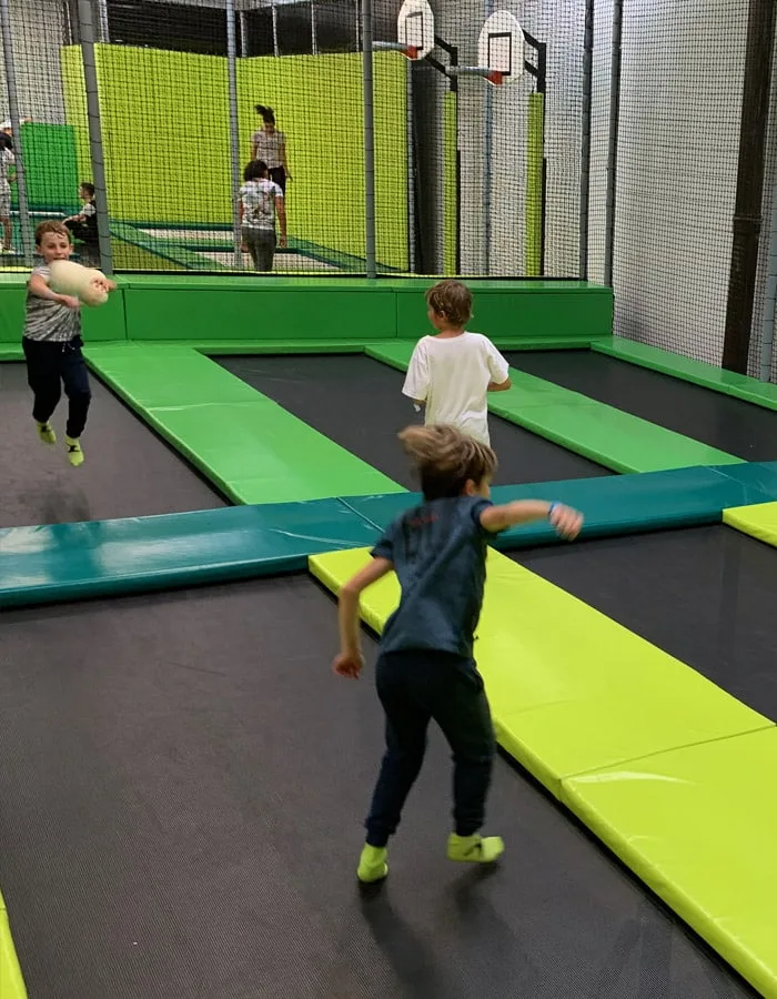 Deux équipes d’enfants, balles en main, avant l’engagement