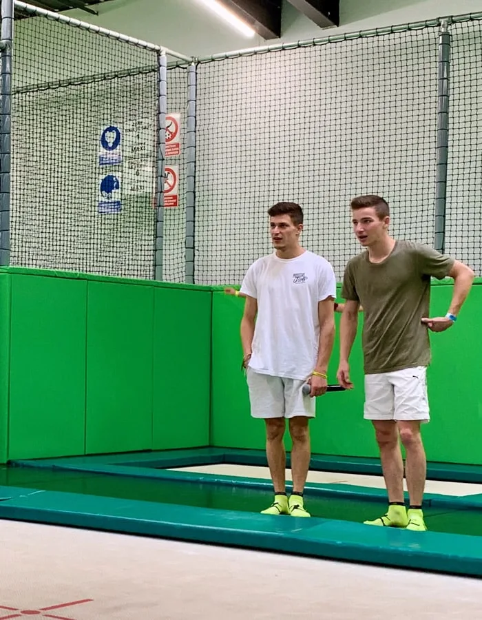 Deux amis se donnant le change au bord des trampolines
