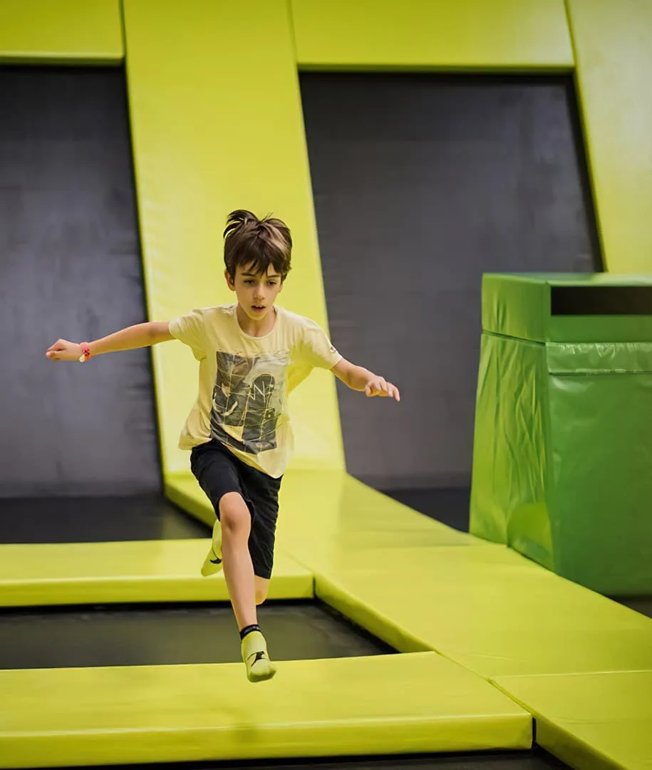 Jeune sauteur en course sur les trampolines jaunes du Main Court