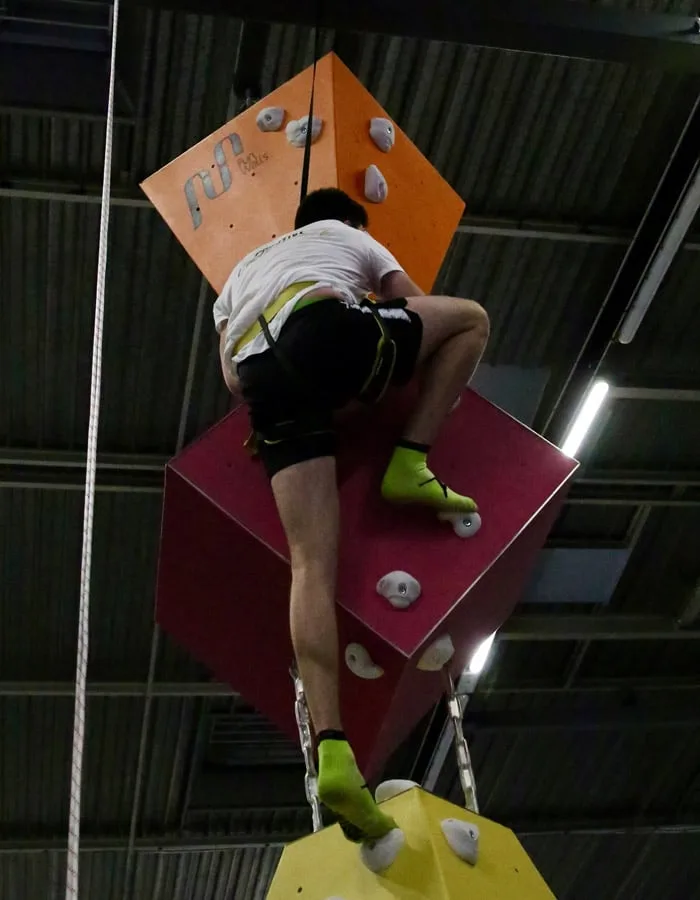 Grimpeur franchissant les cubes en trois dimensions suspendus au plafond