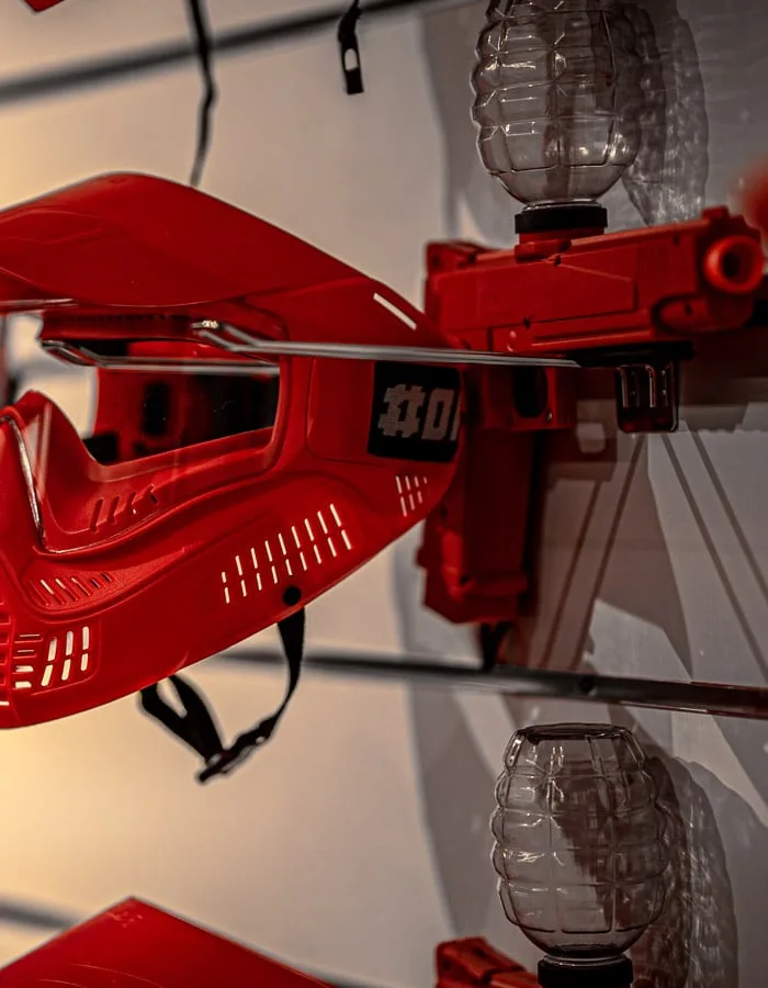 Masques rouges et blasters Gelly Ball rangés sur leur râtelier