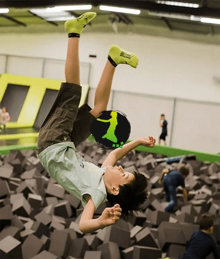 Enfant en pleine chute renversée au-dessus du bac à mousse