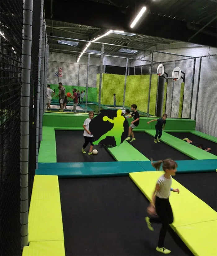 Enfants disputant une partie de balle au prisonnier sur les trampolines