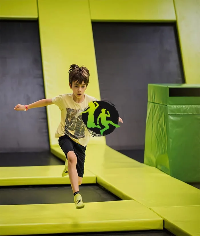 Jeune sauteur s’élançant entre les trampolines jaunes de la Free Zone
