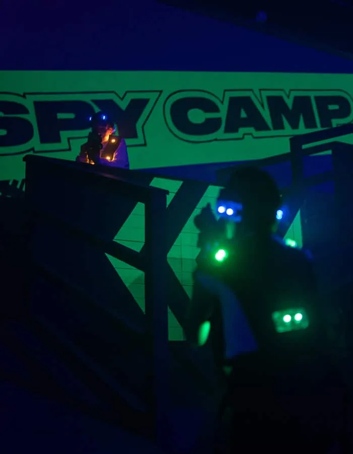 Deux joueurs sur les passerelles du Spycamp, sous l’enseigne