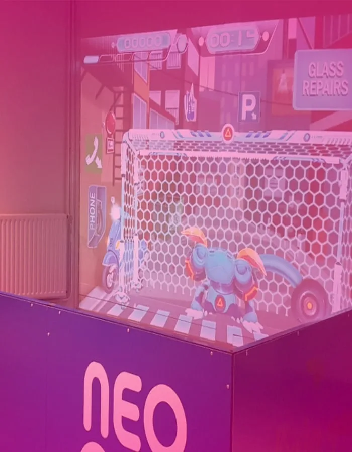 Cage de but projetée dans la cabine NEO, gardée par un robot