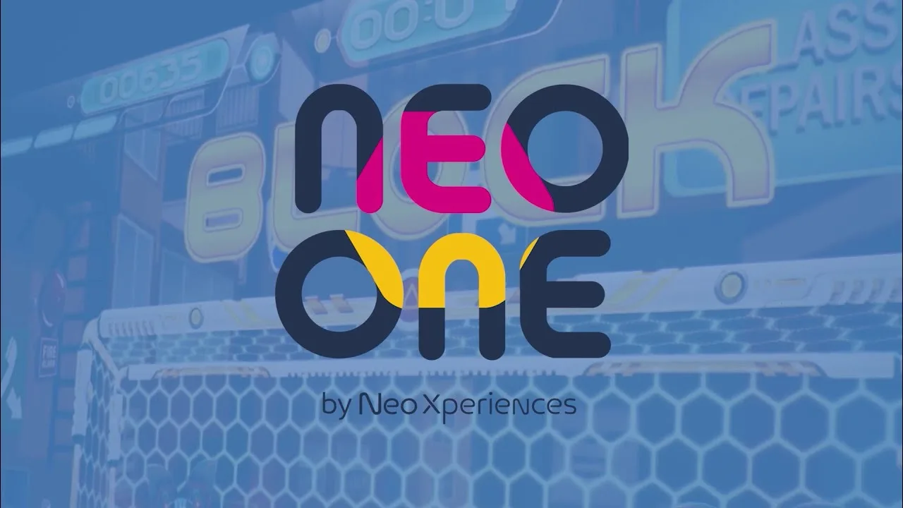 Carton-titre de la vidéo NEO-One, sur fond de cage de but projetée