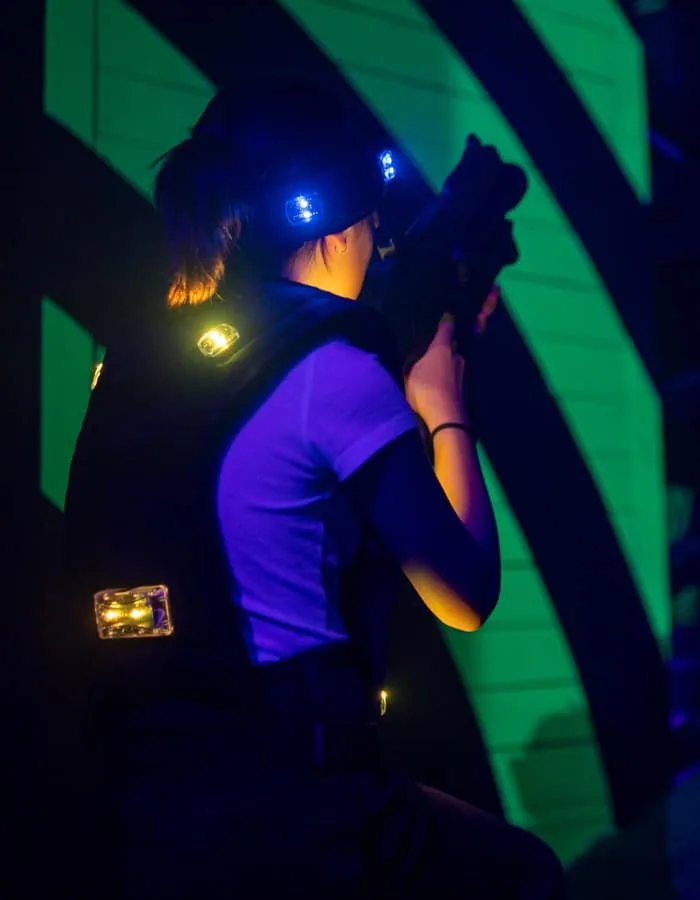 Joueur à couvert derrière un obstacle de l’arène Laser Tag