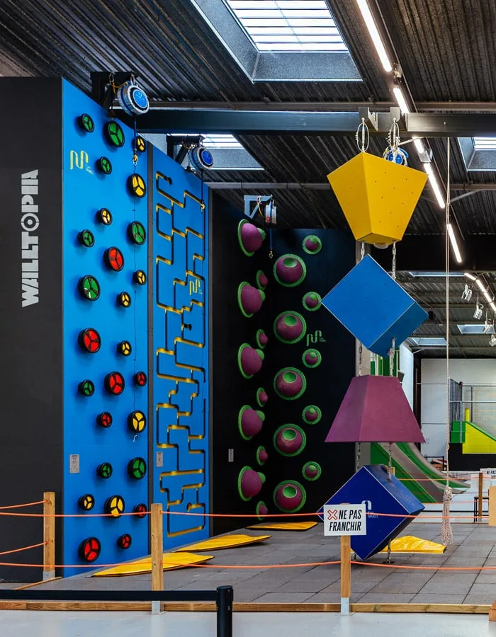 Mur d’escalade interactif et modules suspendus de l’espace Challenge