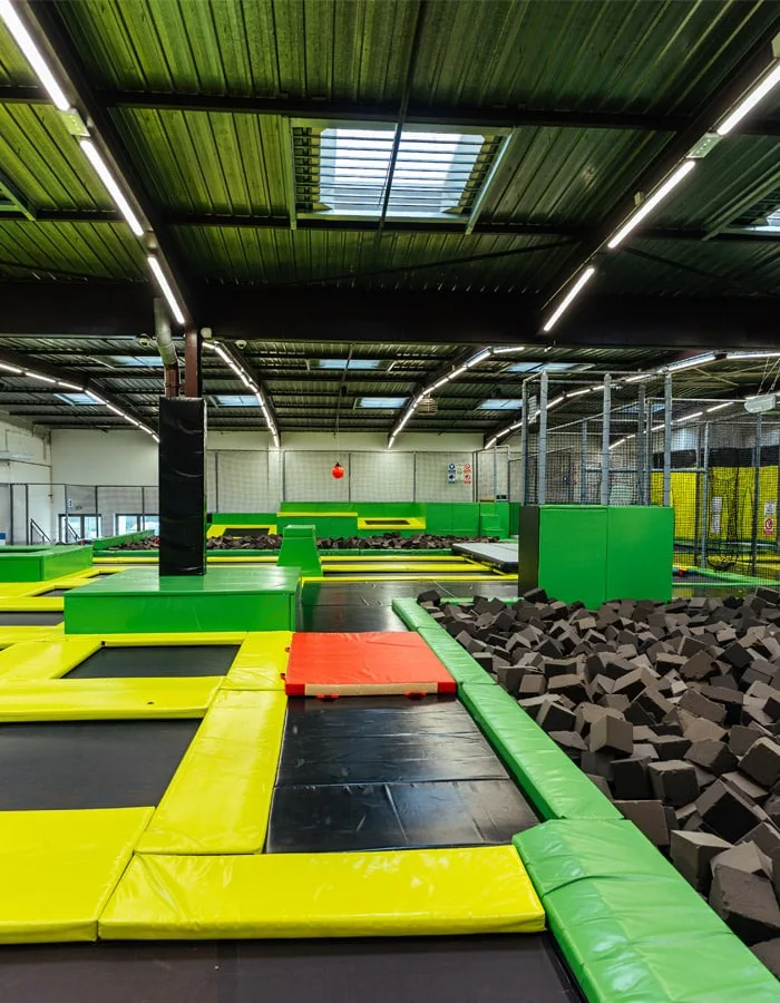 Vue d’ensemble de la zone de trampolines et de son bac à mousse