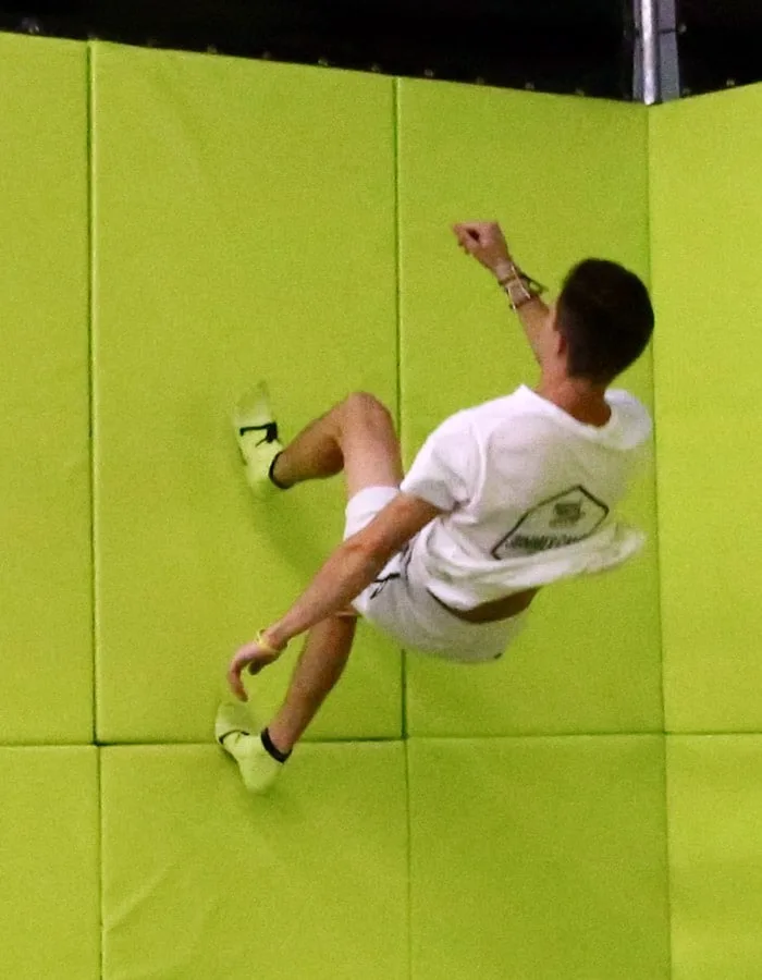Appui sur le mur matelassé, en pleine marche verticale
